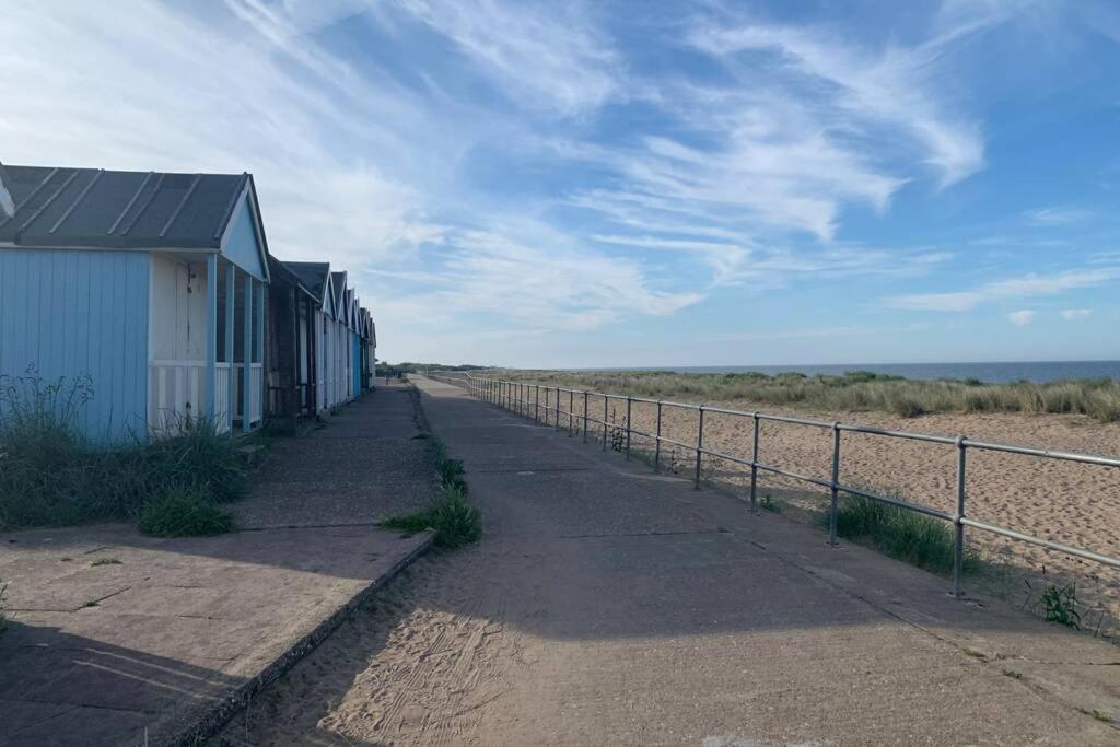 Shore Lodge. 4 Bed Bungalow Only Mtrs From The Beach. Sleeps 8 Sutton-on-Sea Екстер'єр фото